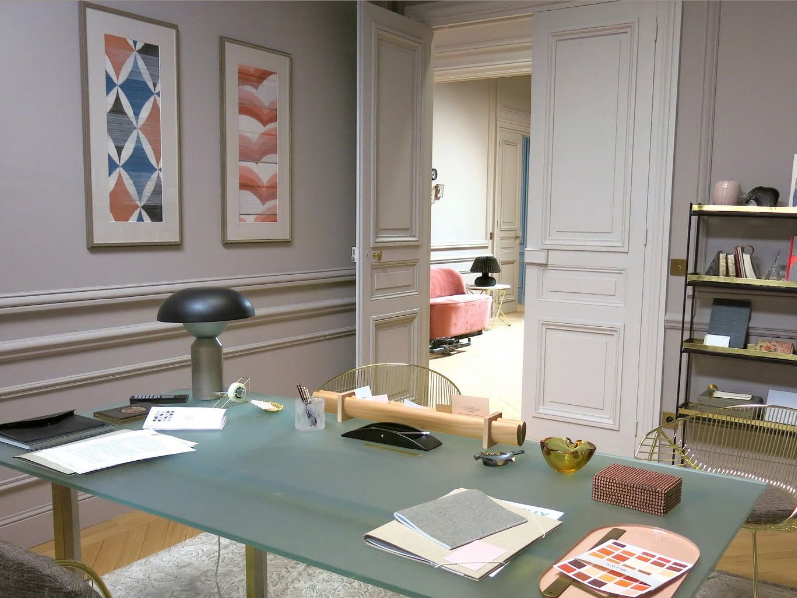 NGUỒN CẢM HỨNG EUROPEAN CHIC TỪ EMILY IN PARIS – VĂN PHÒNG SAVOIR